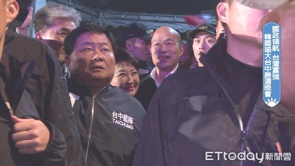 快訊／韓國瑜進場！30萬韓粉泥濘中相挺　濕身激情高喊：庶民總統 | ET