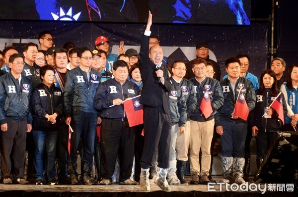 韓國瑜秀「六塊肌政策」　脫西裝激動公布滿天星計畫：讓年輕人像天上的星星