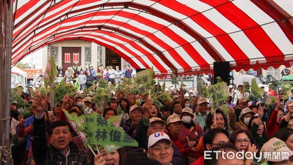 ▲立委林俊憲29日在台南市南區鹽埕北極殿廟埕舉辦「南區團結大會」，現場以輕鬆的歌舞秀形式舉行，吸引了近千人湧入現場支持。（圖／記者林悅翻攝，下同）