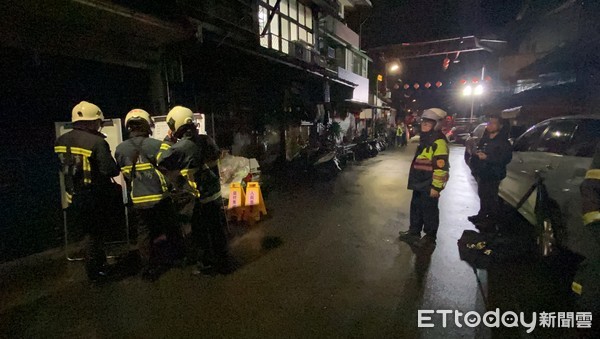 ▲▼台北市西園路一處民宅一樓冒出濃煙，警消獲報破門進入，發現屋主還在屋內。（圖／記者游宗樺攝）