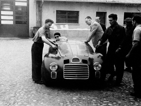 意識到沒錢萬萬不能的Enzo Ferrari開始生產FERRARI市售跑車，也就是說，FERRARI經營客層再也不只是賽車車隊與賽車手，而是有錢就可以買到FERRARI的概念(當然，要很多錢)，1947年推出的125 S即為濫觴。