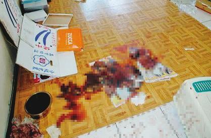 凶案現場地上、牆上滿是鮮血，令人怵目驚心。（翻攝畫面）