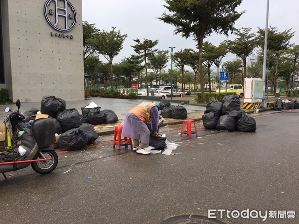 ▲激情過後，韓國瑜造勢會場，垃圾成堆疊放，未見混亂。（圖／記者鄧木卿攝）