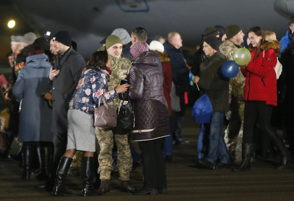 ▲烏克蘭與親俄分離份子換囚，烏克蘭人在首都基輔的鮑里斯波爾國際機場（Boryspil Airport）與親友團聚。總統澤倫斯基也來到現場。（圖／達志影像／美聯社）