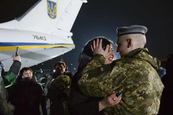 ▲烏克蘭與親俄分離份子換囚，烏克蘭人在首都基輔的鮑里斯波爾國際機場（Boryspil Airport）與親友團聚。總統澤倫斯基也來到現場。（圖／達志影像／美聯社）