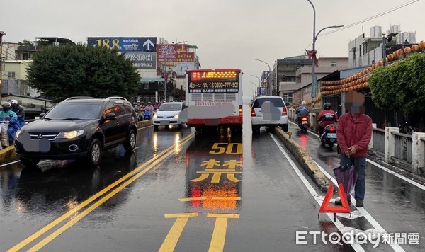 ▲桃園市陳姓男子30日清晨疑因天雨視線不明將車開上分隔島，陳男在後方豎立警告標誌。（圖／記者沈繼昌翻攝）