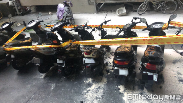 ▲30日清晨台北市萬華區經傳機車自燃、共有5輛機車遭波及燒毀。（圖／記者張君豪翻攝）