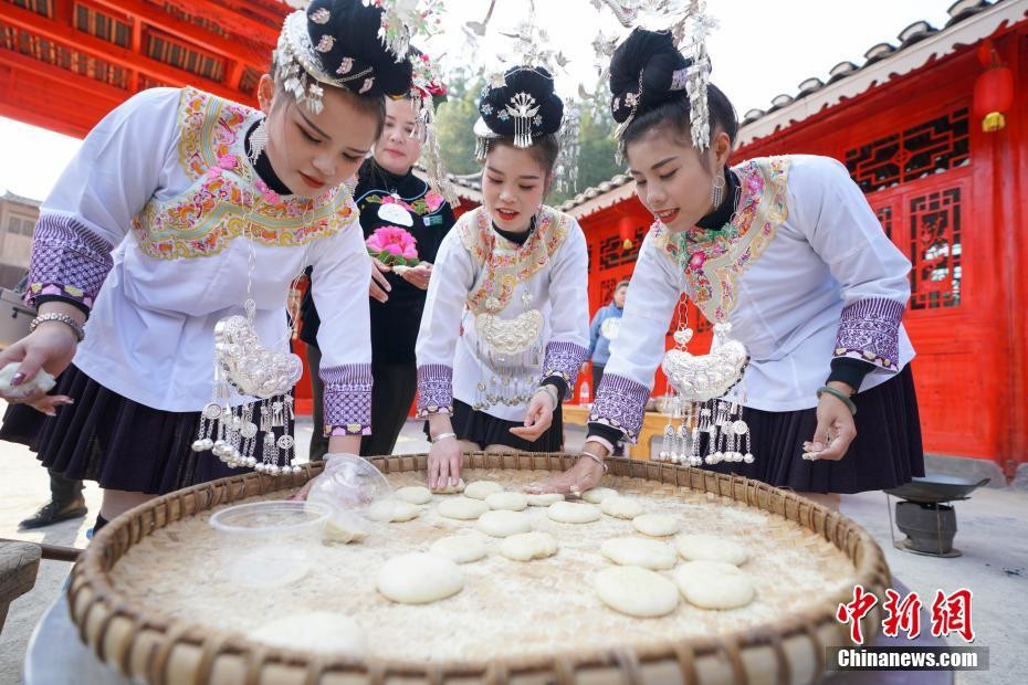 ▲侗族民眾包糍粑過侗年。（圖／翻攝自《中新社》）