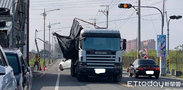 ▲鹿港1輛曳引車誤按防護網將號誌燈撈走。（圖／民眾提供）