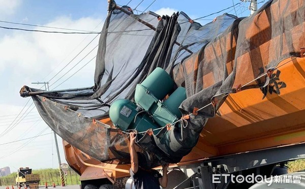 ▲鹿港1輛曳引車誤按防護網將號誌燈撈走。（圖／民眾提供）