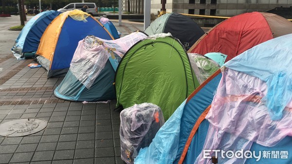 ▲▼2020跨年現場民眾冒雨提前排隊。（圖／記者姜國輝攝）