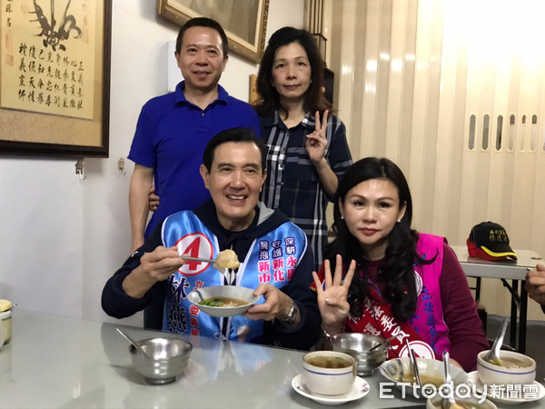 ▲前總統馬英九來台南為候選人林燕祝助攻，分別前往永康兵仔市場、新化競選總部及新市保清宮等處拜票、上香，受到鄉親熱烈歡迎。（圖／記者林悅翻攝，下同）