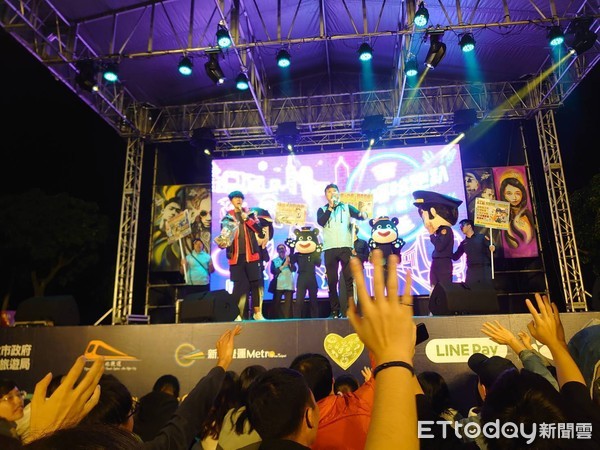 ▲▼見軌嘻哈路跑，刑警歌手林慶宏與大頭娃娃共同犯罪預防宣導。（圖／記者陳豐德翻攝）