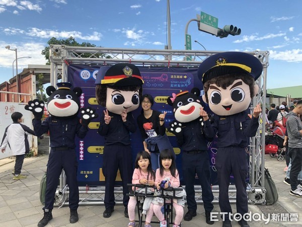 ▲▼見軌嘻哈路跑，刑警歌手林慶宏與大頭娃娃共同犯罪預防宣導。（圖／記者陳豐德翻攝）