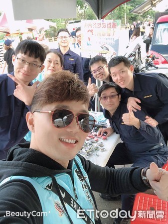 ▲▼見軌嘻哈路跑，刑警歌手林慶宏與大頭娃娃共同犯罪預防宣導。（圖／記者陳豐德翻攝）