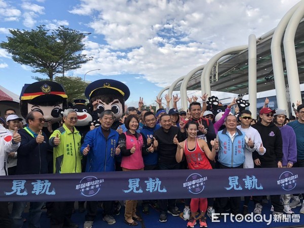 ▲▼見軌嘻哈路跑，刑警歌手林慶宏與大頭娃娃共同犯罪預防宣導。（圖／記者陳豐德翻攝）