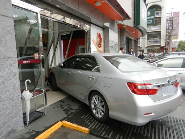▲婦人誤把油門當剎車，造成車子撞破銀行大門。（圖／民眾提供）