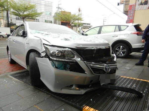 ▲婦人誤把油門當剎車，造成車子撞破銀行大門。（圖／民眾提供）