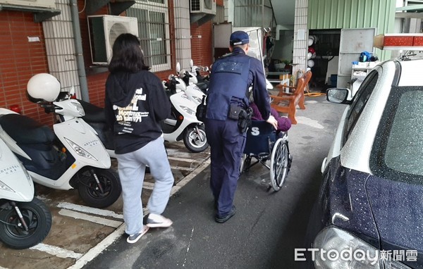 ▲在桃園市平鎮區85歲吳姓老婦人迷路受困，員警帶回派出所安置。（圖／記者沈繼昌翻攝）