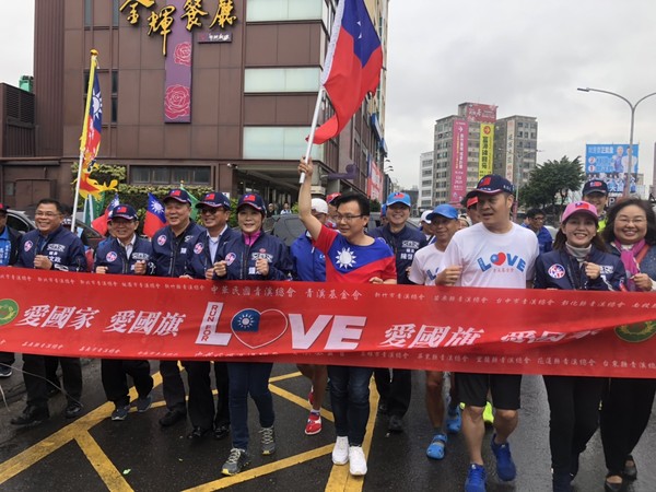 ▲600公里「愛國家、愛國旗」傳愛路跑　鄭正鈐扛國旗陪跑。（圖／記者陳凱力翻攝）