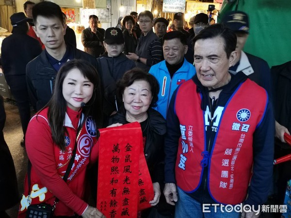 ▲前總統馬英九陪同台南市第三選區立委候選人童小芸掃街拜票，與鄉親博感情，全力尋求支持，並在北區和緯黃昏市場發春聯。