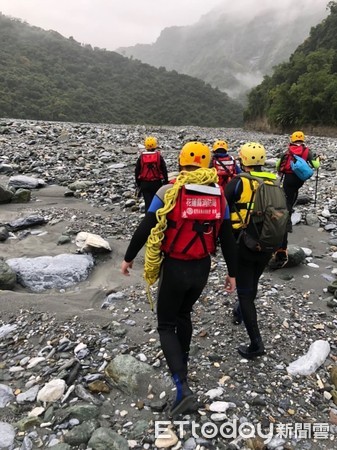 ▲▼救難員帶領受困學生由河水較平緩處進行渡河脫困，順利協助3人從沙洲上脫困。（圖／花蓮消防局提供，下同）