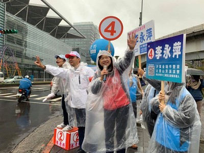 朱立倫冒雨為「李氏姐妹」站台　李永萍：選民常抱怨找不到黃國昌