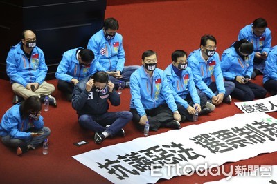 藍委議場靜坐抗議《反滲透法》　游錫堃諷：不知道在向誰表態