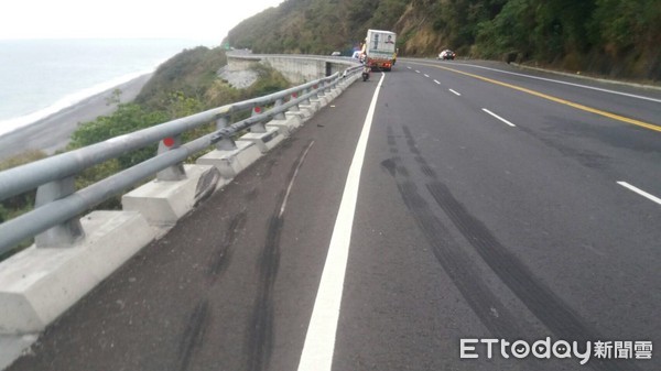 ▲聯結車失控衝入對向車道，撞擊護欄車頭懸空高掛，差一點掉落百米深淵。（圖／台東縣警察局提供，下同）