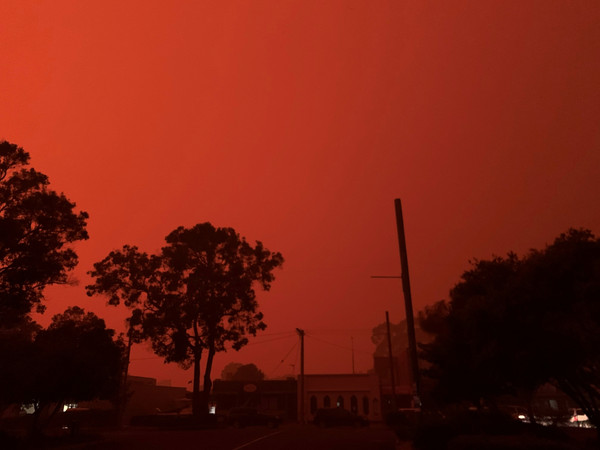▲▼澳洲維多利亞省馬拉庫塔（Mallacoota）天空變成紅色。（圖／路透）