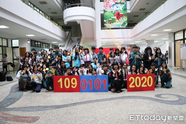 ▲光華高中師生規劃「跨晨旭日望年」活動，全校師生每人一張祈願卡，撰寫著新年新希望的目標，一起邁向2020年。（圖／記者林悅翻攝，下同）