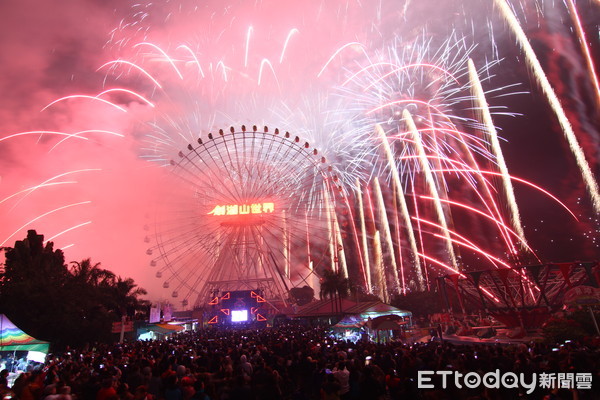 ▲劍湖山世界主題樂園2020年跨年極光煙火秀，延續雲林幸福元年幸福摩天輪，施放2萬多發566秒煙火，璀璨的萬發煙火，超特別的視覺享受。（圖／記者蔡佩旻攝）