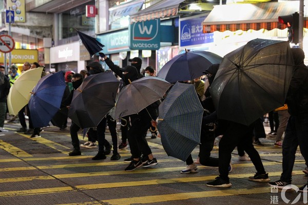 ▲▼示威者倒數後叫口號　港警彌敦道發射今年第一發催淚彈（香港01）