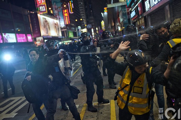 ▲▼示威者倒數後叫口號　港警彌敦道發射今年第一發催淚彈（香港01）