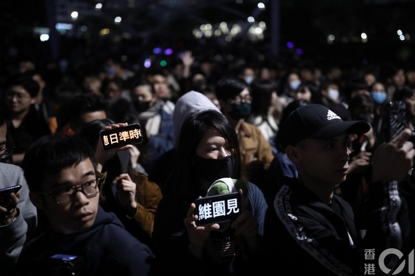 ▲▼示威者倒數後叫口號　港警彌敦道發射今年第一發催淚彈（香港01）