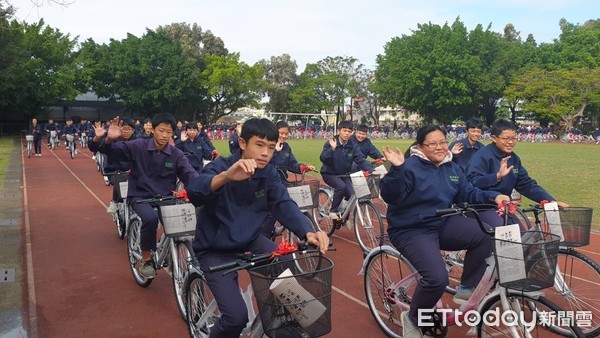 ▲▼ 捐贈鹿草國中腳踏車 。（圖／記者翁伊森攝）