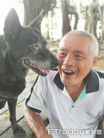 25年父女情，阿伯與黑妞相繼離世。（圖／動保志工吳筱萍提供，請勿任意翻攝）