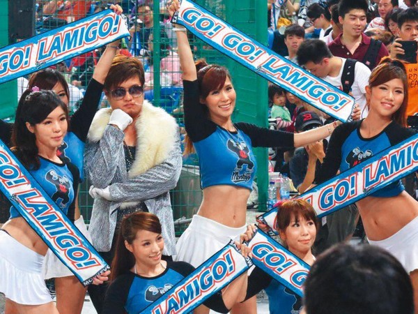 阿誠（左2）的男性啦啦隊形象受到廠商青睞，去年接到生技口腔清潔品牌的代言工作，讓不少啦啦隊女孩望塵莫及。