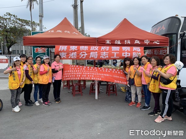 ▲屏東縣東港警分局志工中隊挽袖捐血，發揮大愛精神            。（圖／記者陳崑福翻攝）