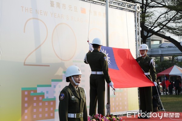 ▲台南市長黃偉哲參加台南市政中心舉辦2020年元旦升旗典禮，他感謝市民朋友在2020年的第1天，就能來展現對我們國家跟國際的熱愛。（圖／記者林悅翻攝，下同）