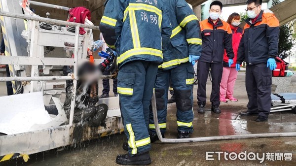 ▲▼台北市忠孝橋下元旦驚傳女子落河，救起後滿身淤泥。（圖／記者黃彥傑攝）