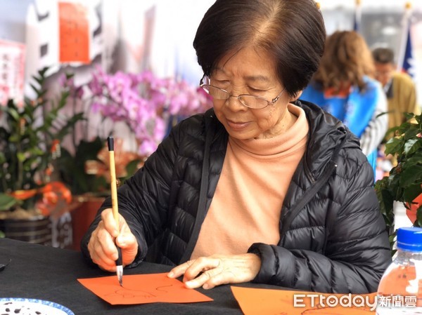 ▲前總統馬英九春聯，以「金鼠風光無盡藏、萬物熙和有餘香」佳話祝福民眾。（圖／記者王兆麟翻攝，下同）