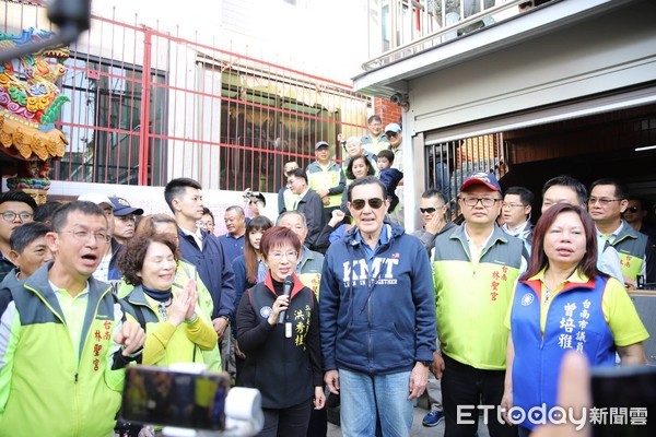 ▲前總統馬英九，陪同國民黨台南市立委候選人洪秀柱，前往台南市東區關帝廳角頭廟之一「林聖宮」上香祈福，並發春聯。（圖／記者林悅翻攝，下同）