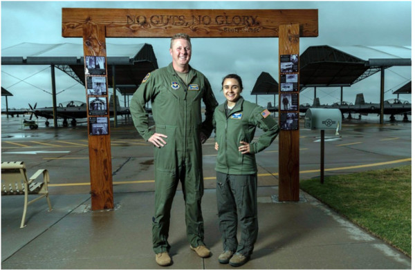 ▲▼美軍的哈里斯少校（Nick Harris）與沃蘭德上尉（Jessica Wallander）都是通過身高放寬申請的飛官。（圖／翻攝自美國空軍）
