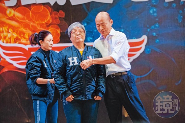 韓國瑜（右）日前賣出身上的「原味飛行夾克」，高雄謝女士（中）出價100萬元得標，她直呼：「好幸福。」