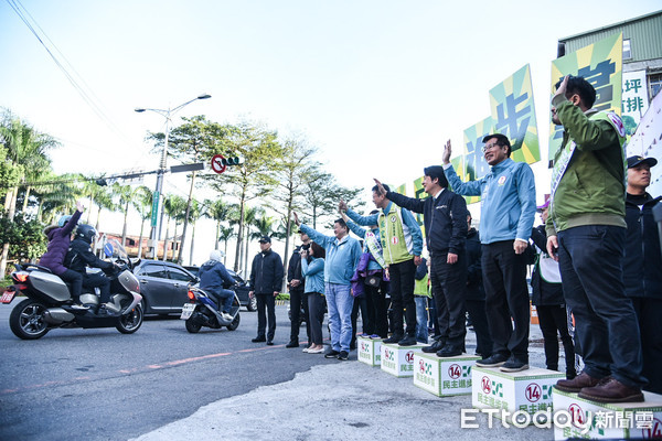 ▲民進黨副總統候選人賴清德於華江橋路口拜票，民眾揮手支持。（圖／記者林敬旻攝）