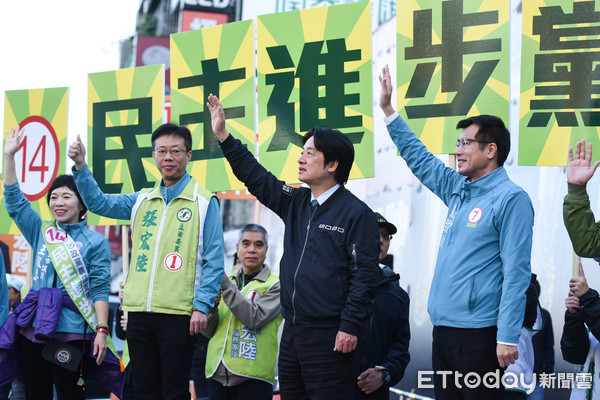 ▲民進黨副總統候選人賴清德於華江橋路口拜票，民眾揮手支持。（圖／記者林敬旻攝）