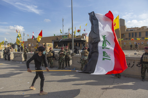 ▲支持真主黨旅的伊拉克民眾1日攻擊美國駐巴格達大使館抗議。（圖／達志影像／美聯社）