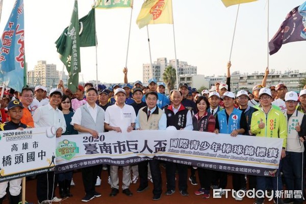 ▲2020台南市巨人盃國際青少年棒球錦標賽，也在1日開打，台南市長黃偉哲親自主持開球儀式。（圖／記者林悅翻攝，下同）