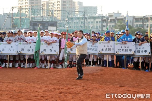 ▲2020台南市巨人盃國際青少年棒球錦標賽，也在1日開打，台南市長黃偉哲親自主持開球儀式。（圖／記者林悅翻攝，下同）